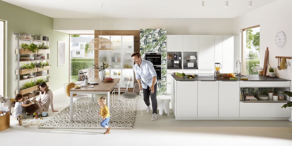 Onze keukenprofessionals weten precies wat nodig is voor een geslaagde familiekeuken. Wij bieden u uitvoerig advies en ontwerpen samen met u een ruimteconcept dat aan uw behoeften is aangepast. Dat begint met de planning van de optimale loopwegen, de opstelling van de meubels en functiegebieden, en de keuze van de gepaste huishoudelijke apparaten: Waar wordt het eten bereid? Waar wordt samen gegeten? Zo kunt u het hoofd koel houden tijdens het kiezen van een bakoven, die trouwens ook tijdens gebruik een koel front bewaart.