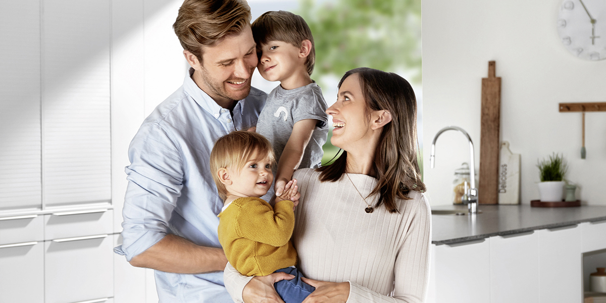 Onze keukenprofessionals weten precies wat nodig is voor een geslaagde familiekeuken. Wij bieden u uitvoerig advies en ontwerpen samen met u een ruimteconcept dat aan uw behoeften is aangepast. Dat begint met de planning van de optimale loopwegen, de opstelling van de meubels en functiegebieden, en de keuze van de gepaste huishoudelijke apparaten: Waar wordt het eten bereid? Waar wordt samen gegeten? Zo kunt u het hoofd koel houden tijdens het kiezen van een bakoven, die trouwens ook tijdens gebruik een koel front bewaart.