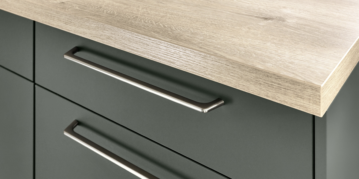 Bij de planning van een keuken spelen naast de frontkleuren en het werkblad ook de keukengrepen een belangrijke rol. Ze accentueren het ontwerp van de keuken in aanzienlijke mate en dragen bij tot de visuele uitstraling. Daarom zijn er keukengrepen voor elke smaak en elke keukenstijl. U kunt altijd bij ons informeren!